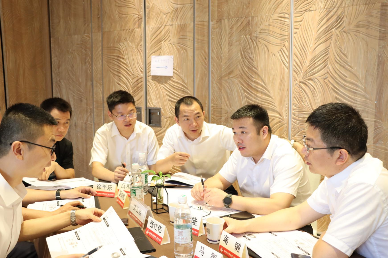 2021年6月25日-26日，俄罗斯专享会二建组织开展了2021年中高层主管执行力培训。本次培训特邀清华、北大、上海交大总裁班讲师，中国企业家协会特聘高级讲师许晋老师进行授课。